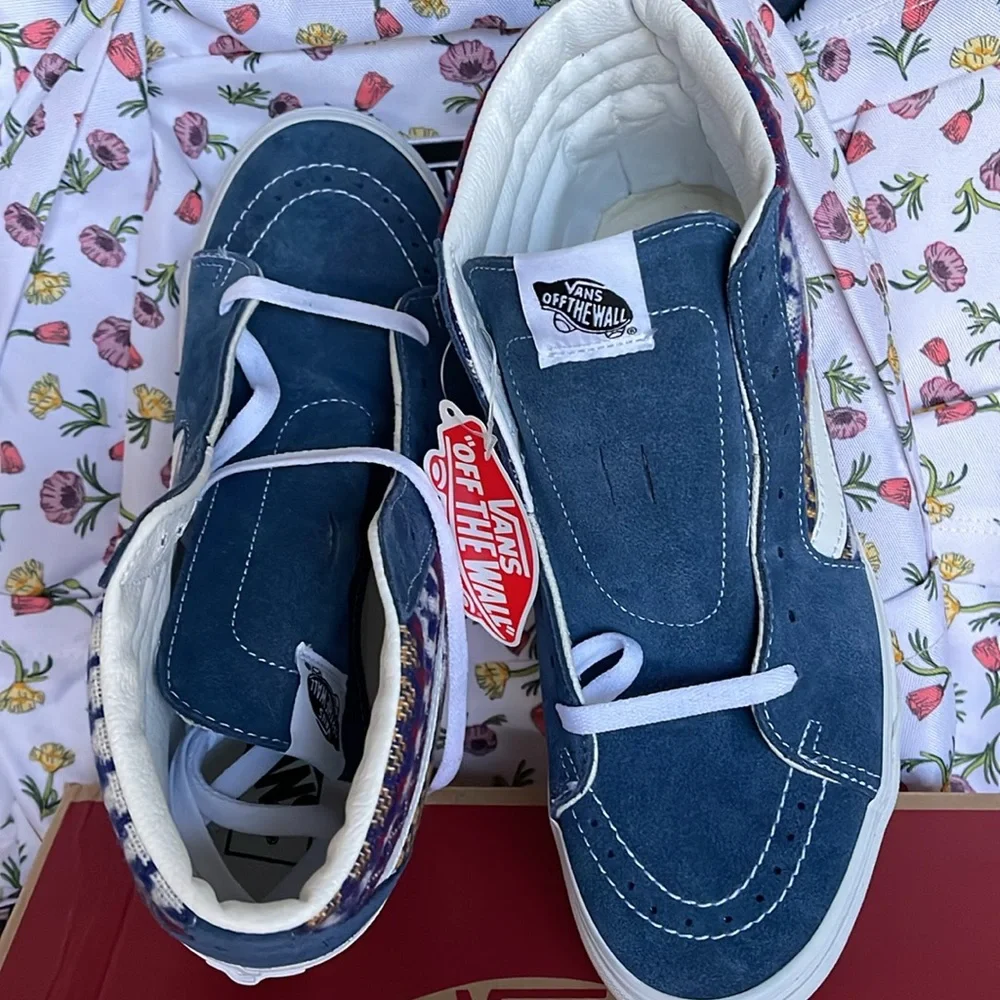 Vans Men’s Sk8-Hi
Fair Isle Blue/Multi
VN0A7Q5NBER
Sneakers - Picture 13 of 16